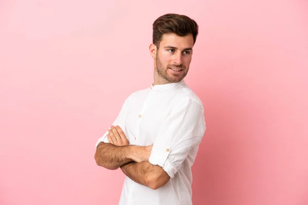 Jovem Caucasiano Bonito Homem Isolado Fundo Rosa Com Braços Cruzados — Fotografia de Stock