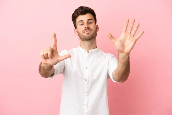 Jonge Kaukasische Knappe Man Geïsoleerd Roze Achtergrond Tellen Zeven Met — Stockfoto