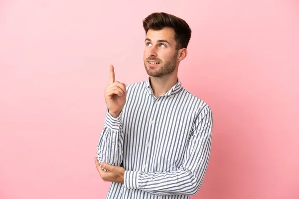 Jonge Kaukasische Knappe Man Geïsoleerd Roze Achtergrond Wijzend Een Geweldig — Stockfoto