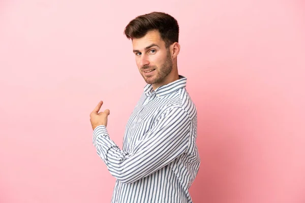 Jonge Blanke Knappe Man Geïsoleerd Roze Achtergrond Wijzend Terug — Stockfoto