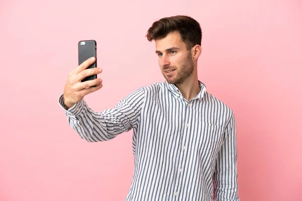 Joven Caucásico Guapo Hombre Aislado Rosa Fondo Haciendo Selfie —  Fotos de Stock