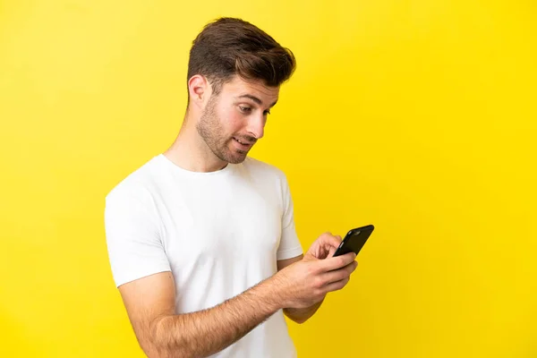 Νεαρός Καυκάσιος Όμορφος Άνδρας Απομονωμένος Κίτρινο Φόντο Στέλνοντας Μήνυμα Email — Φωτογραφία Αρχείου
