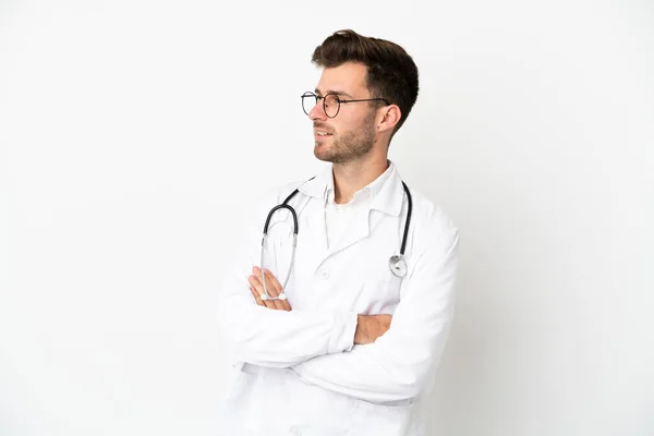 Jovem Médico Caucasiano Homem Sobre Isolado Fundo Branco Vestindo Vestido — Fotografia de Stock