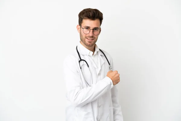 年轻的医生 白种人 穿着医生的长袍 做着胜利的手势 被隔离在白色背景之外 — 图库照片