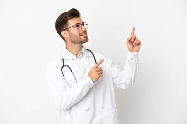 Jovem Médico Caucasiano Homem Sobre Isolado Fundo Branco Vestindo Vestido — Fotografia de Stock