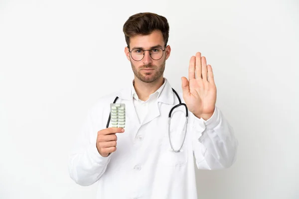 Jovem Médico Caucasiano Homem Sobre Isolado Fundo Branco Vestindo Vestido — Fotografia de Stock