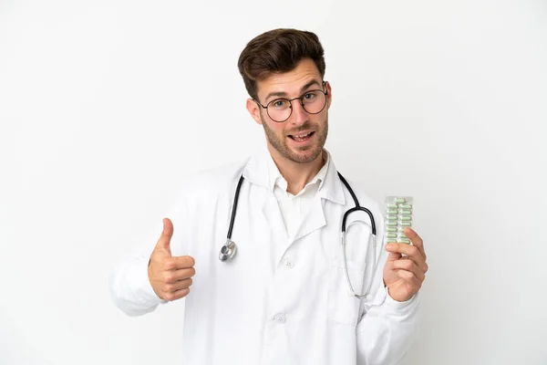 Jovem Médico Caucasiano Homem Sobre Isolado Fundo Branco Vestindo Vestido — Fotografia de Stock