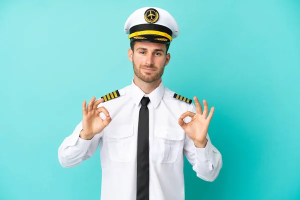 Letoun Běloch Pilot Izolované Modrém Pozadí Ukazující Znamení Prsty — Stock fotografie