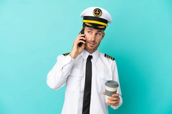 커피를 수있도록 배경에서 분리되어 비행기 안내원 — 스톡 사진