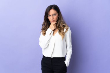 Mor arka planda soyutlanmış beyaz bir kadın.