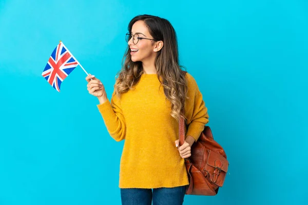 Молода Жінка Тримає Прапор Великої Британії Ізольований Синьому Фоні — стокове фото