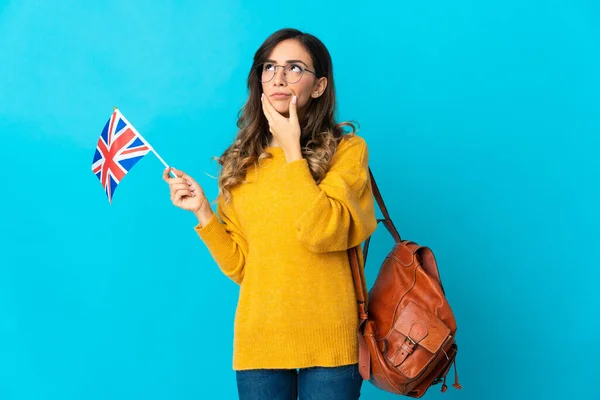 Young Hispanic Woman Holding United Kingdom Flag Isolated Blue Background — Stock Photo, Image