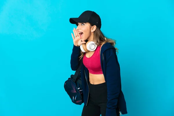 Νεαρή Αθλητική Γυναίκα Αθλητική Τσάντα Απομονωμένη Μπλε Φόντο Φωνάζοντας Στόμα — Φωτογραφία Αρχείου