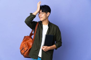 Mor arka planda izole genç bayan bir şey fark etti ve çözüme niyetlendi.