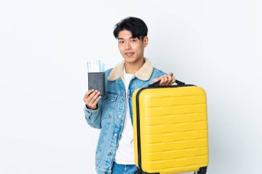 Çinli bir adam, izole edilmiş bir şekilde, bavul ve pasaportla tatilde.