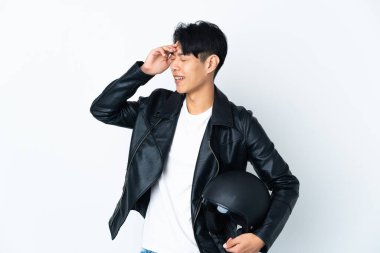 Motosiklet kasklı Çinli bir adam beyaz arka planda izole edilmiş, çok gülümsüyor.