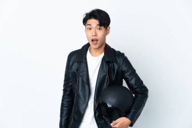 Motosiklet kasklı Çinli bir adam beyaz arka planda izole edilmiş ve yüzünde sürpriz bir ifade var.