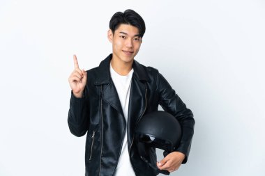 Motosiklet kasklı Çinli bir adam beyaz arka planda izole edilmiş ve en iyinin işareti olarak parmağını kaldırıyor.