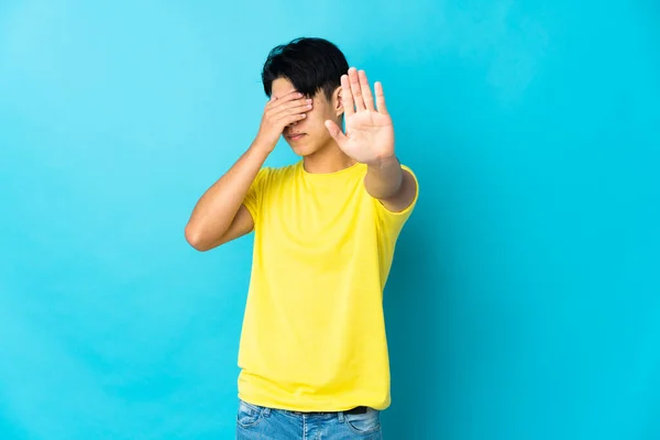 Joven Chino Aislado Sobre Fondo Azul Haciendo Stop Gesture Cubriendo —  Fotos de Stock