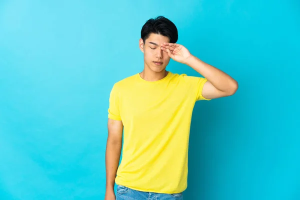 Genç Çinli Adam Mavi Arka Planda Izole Edilmiş Yorgun Hasta — Stok fotoğraf