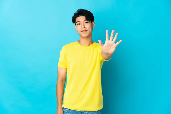 Young Chinese Man Isolated Blue Background Counting Five Fingers — Stock Photo, Image