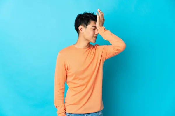 Jeune Homme Chinois Isolé Sur Fond Bleu Réalisé Quelque Chose — Photo