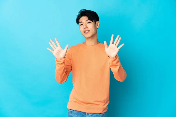 Young Chinese Man Isolated Blue Background Counting Ten Fingers — Stock Photo, Image