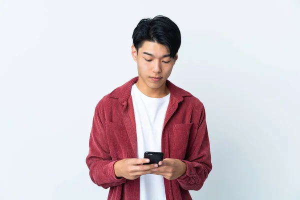 Joven Chino Aislado Sobre Fondo Blanco Usando Teléfono Móvil —  Fotos de Stock