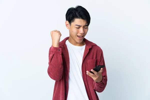 Joven Chino Aislado Sobre Fondo Blanco Usando Teléfono Móvil Haciendo —  Fotos de Stock