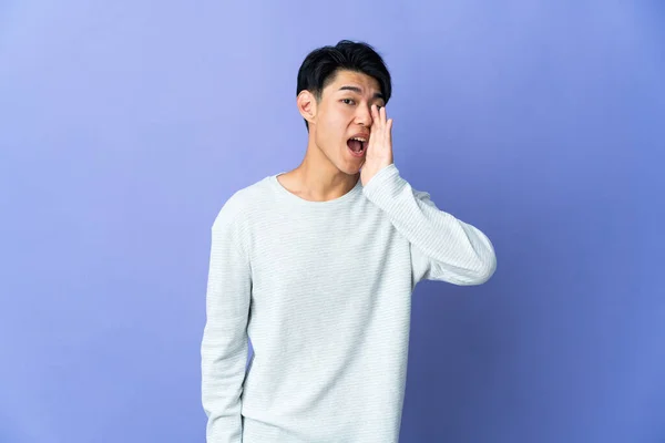 Młody Chińczyk Odizolowany Fioletowym Tle Krzyczy Szeroko Otwartymi Ustami — Zdjęcie stockowe