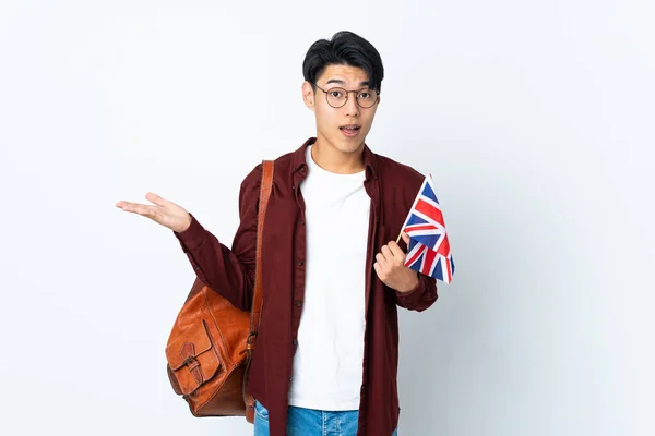 Homem Chinês Segurando Uma Bandeira Reino Unido Isolado Fundo Roxo — Fotografia de Stock