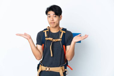 Beyaz arka planda izole edilmiş Çinli dağcı el kaldırırken şüpheleri var.