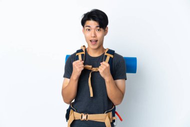 Beyaz arka planda izole edilmiş Çinli dağcı galibiyeti kutluyor.