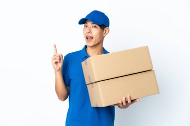 Çinli adam beyaz arka planda izole edilmiş yukarı bakıyor ve şaşırıyor.