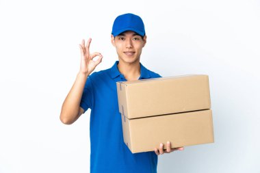 Çinli adam beyaz arka planda izole edildi. Parmaklarıyla tamam işareti gösteriyor.