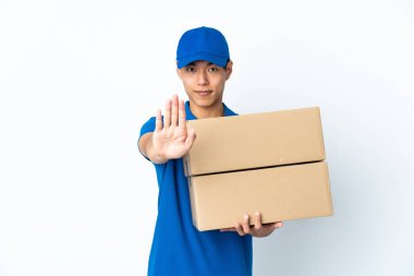 Beyaz arka planda izole edilmiş Çinli teslimatçı durdurma hareketi yapıyor.