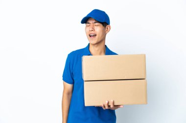 Beyaz arka planda izole edilmiş gülen Çinli bir teslimat.