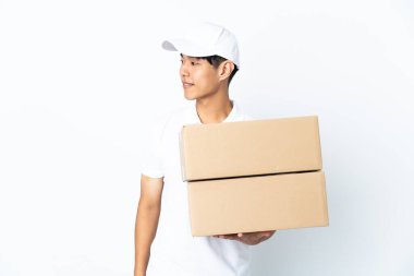 Teslimatçı Çinli adam beyaz arka planda izole edilmiş.