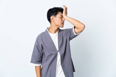 Beyaz arka planda izole edilmiş genç Çinli bir adam bir şey fark etti ve çözüme niyetlendi.