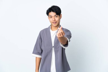 Genç Çinli adam beyaz arka planda izole edilmiş para hareketi yapıyor.