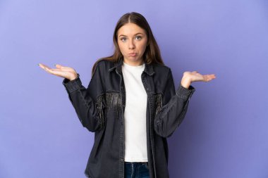 Mor arka planda izole edilmiş genç Litvanyalı kadın ellerini kaldırırken şüpheleri var.