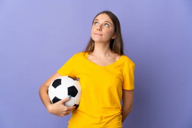 Litvanyalı genç futbolcu kadın mor arka planda izole edilmiş ve