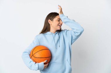 Beyaz arka planda basketbol oynayan Litvanyalı genç kadın bir şeyin farkına vardı ve çözüme niyetlendi.
