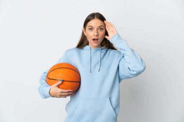 Basketbol oynayan Litvanyalı genç bir kadın beyaz arka planda sürpriz bir ifadeyle izole edilmiş.