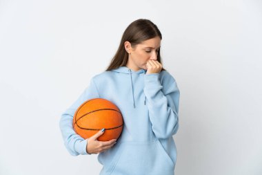 Basketbol oynayan Litvanyalı genç bir kadın beyaz arka planda izole edilmiş.