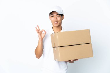 Çinli bir adam beyaz arka planda izole edilmiş. İki eliyle tamam işareti gösteriyor.