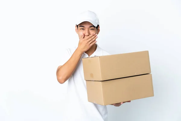 Lieferung Chinese Mann Isoliert Auf Weißem Hintergrund Glücklich Und Lächelnd — Stockfoto