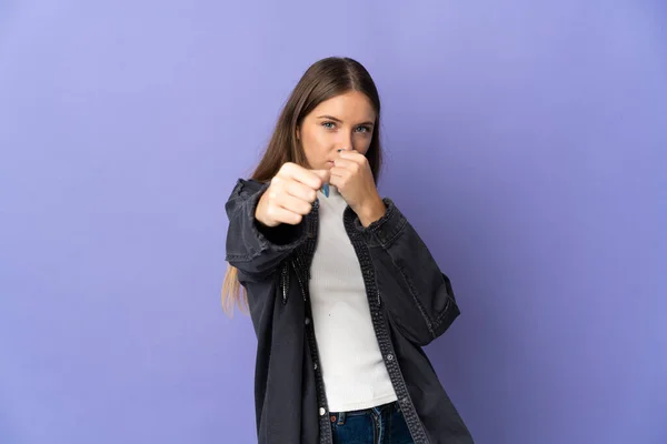 Joven Mujer Lituana Aislada Sobre Fondo Púrpura Con Gesto Lucha —  Fotos de Stock