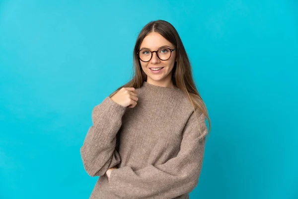 Giovane Donna Lituana Isolata Sfondo Blu Ridendo — Foto Stock