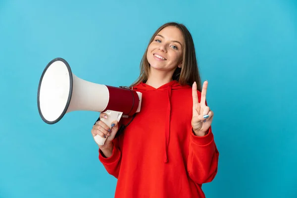 Jonge Litouwse Vrouw Geïsoleerd Blauwe Achtergrond Met Een Megafoon Glimlachend — Stockfoto